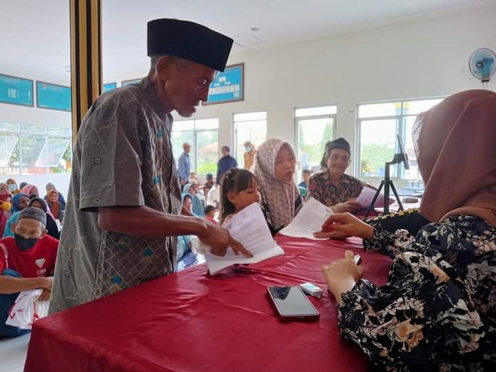Gedung Boga Salurkan BLT-DD